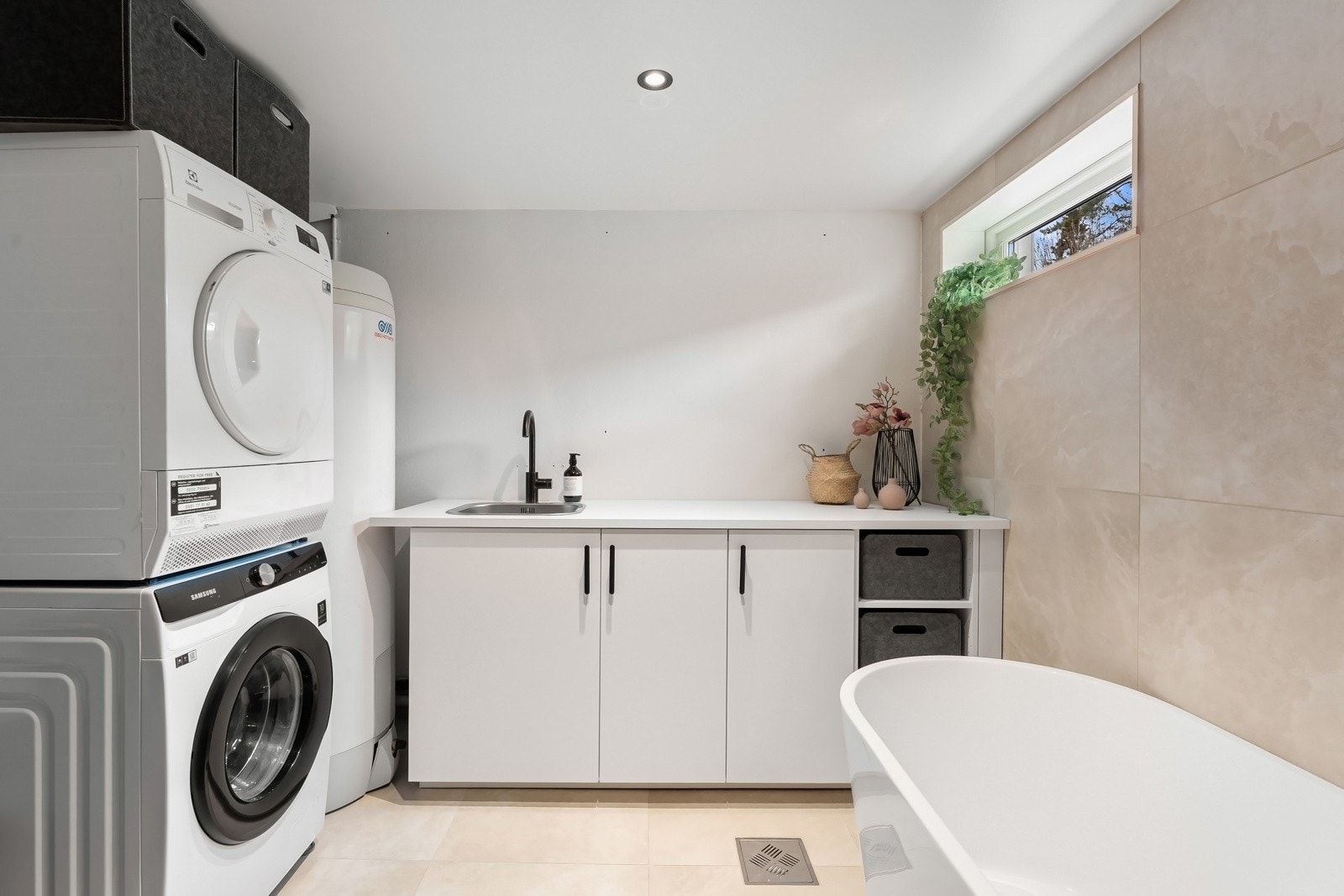 Vaskerommet fikk nye fliser med varmekabler, badekar, lufteventiler, varmtvannstank og rør-i-rør-skap i 2022, samt ny innredning i 2025 Galleribilde