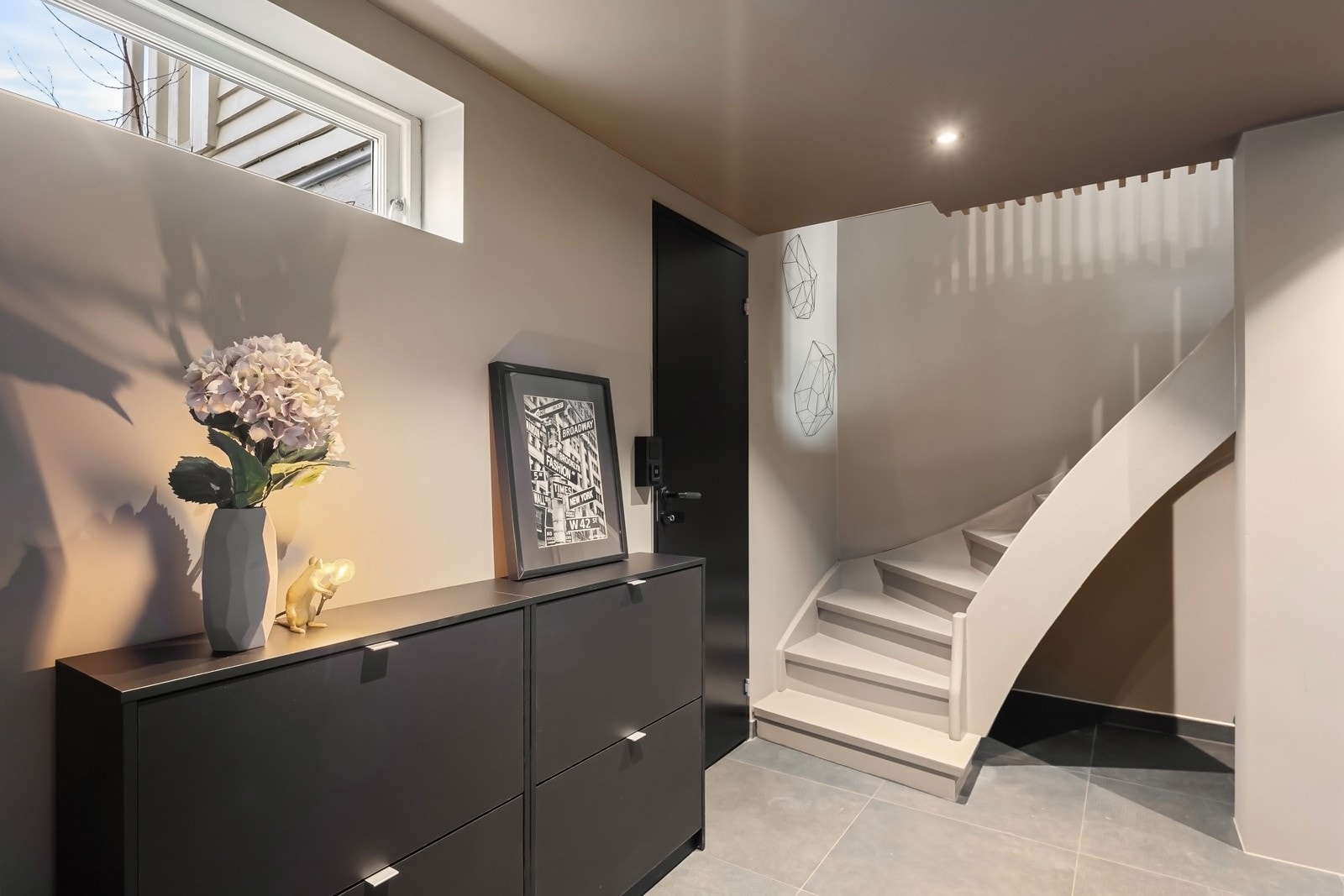 Kjelleren ble pusset opp i sin helhet i 2020. Alle overflater ble fornyet, det ble lagt nye fliser med varmekabler, og innerdørene ble byttet Galleribilde