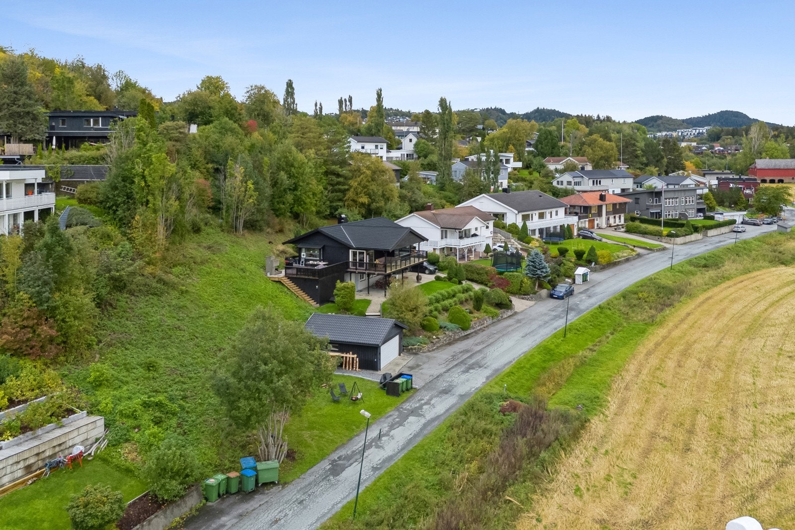Eiendommen er tilknyttet privat vei. Eiendommen må tilknyttes til offentlig vann og avløp som ligger i veien. Galleribilde