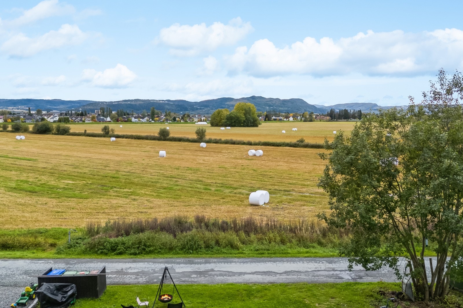Fint åpent landskap i front. Galleribilde