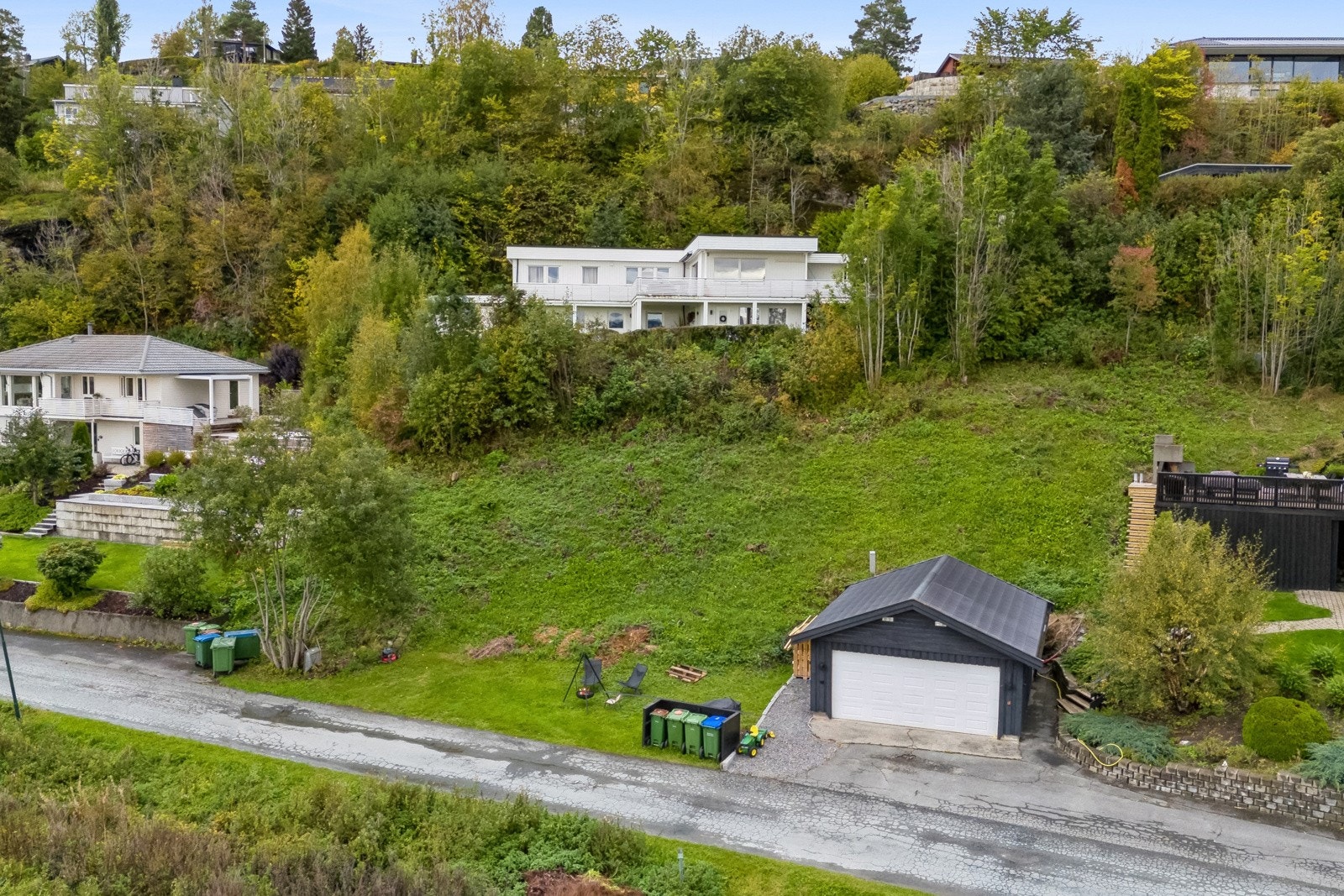 Det tillates en grad av utnytting inntil BYA= 45 % av netto tomt. Galleribilde