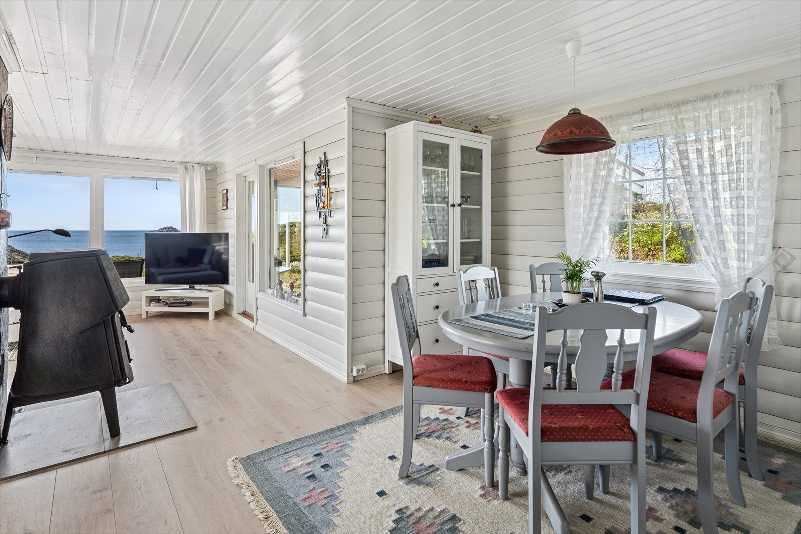 Lys og innbydende stue med flott havutsikt, perfekt for avslapning og sosiale sammenkomster. Store vinduer slipper inn naturlig lys. Galleribilde