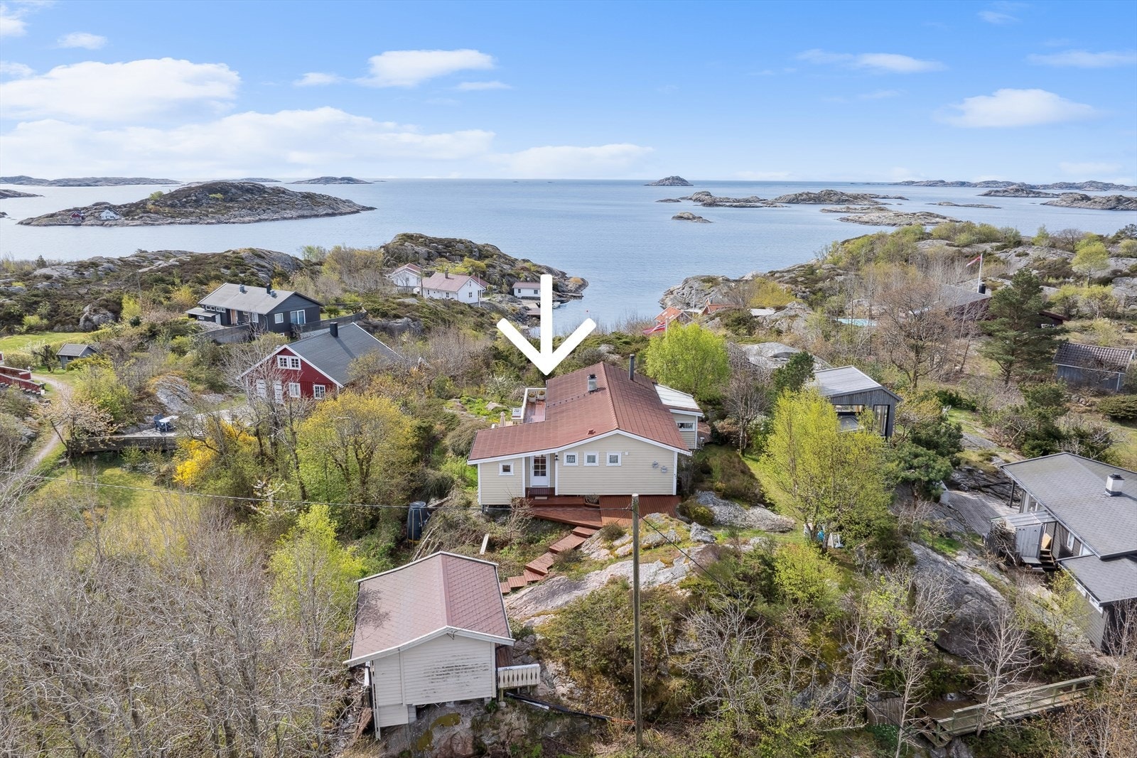 Eiendomsmegler Norge v/ Jon A Røsstad presenterer Borøya 96 - Sjarmerende hytte med fantastisk sjøutsikt, idyllisk plassert i naturskjønne omgivelser. Perfekt for ro og rekreasjon. Galleribilde