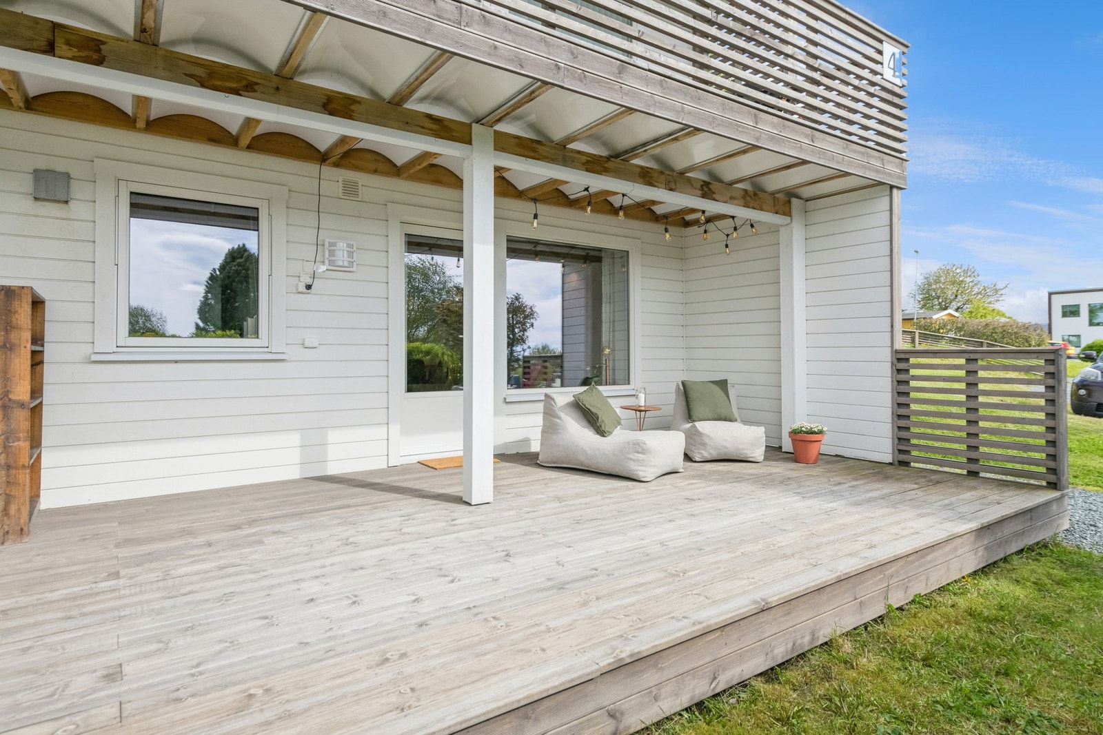 Her kan man nyte gode sol og utsiktsforhold. Leiligheten er en endeleilighet med parkering like ved på felles oppstillingsplass. Galleribilde