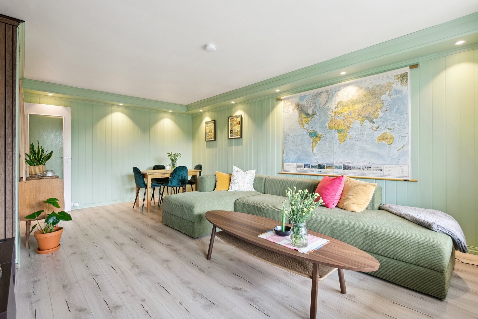 Stuen har spotter i tak og laminat på gulv. Galleribilde