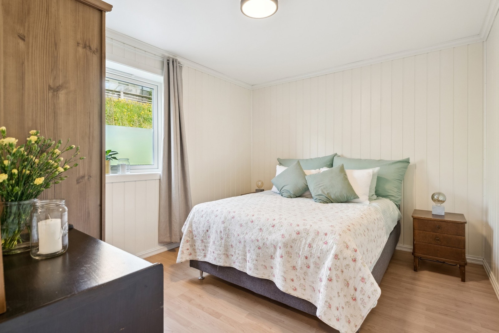 romslig soverom med god plass til dobbeltseng og garderobeløsning. Galleribilde