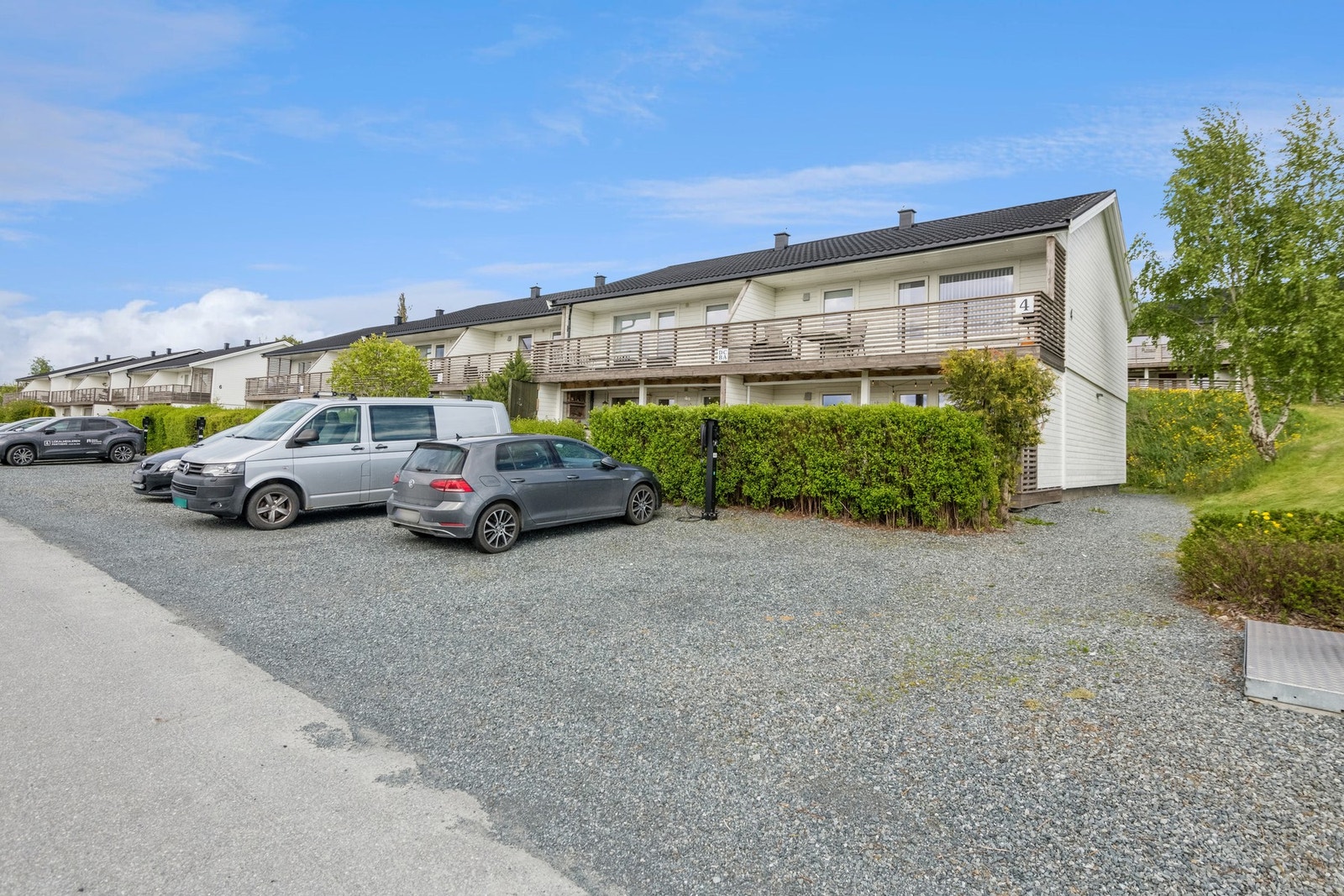 Boligen har parkering like utenfor boligen. Galleribilde