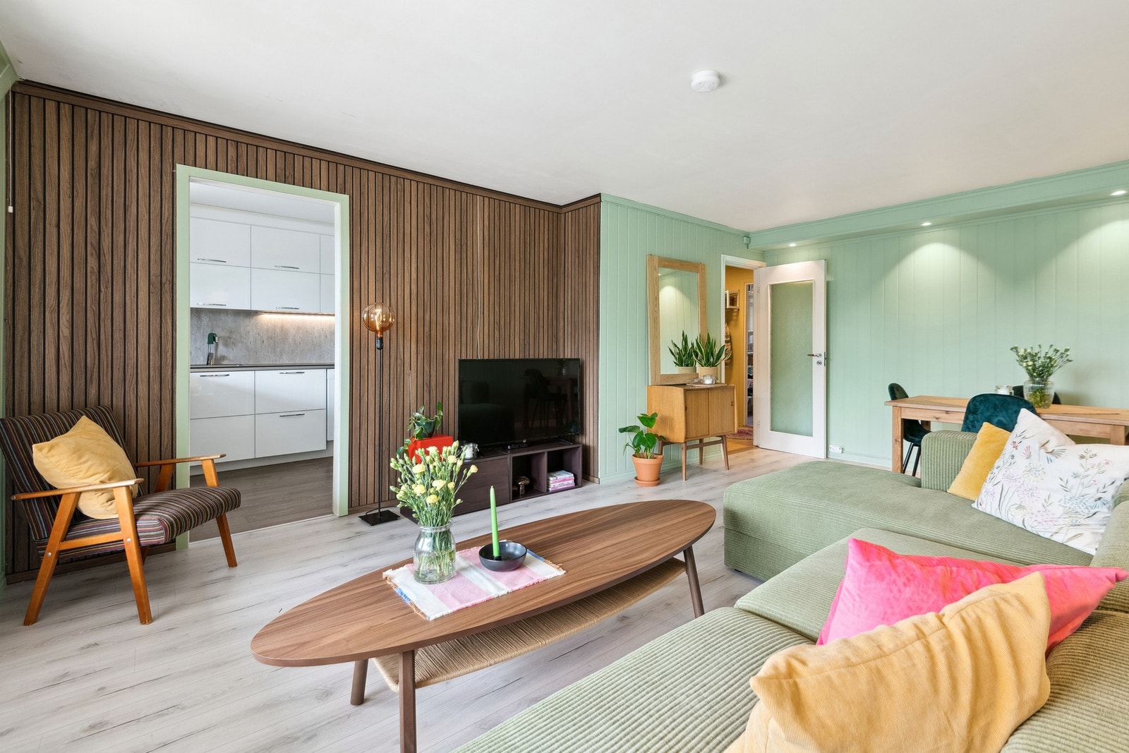 Romslig stue med et friskt utrykk. Her har man god plas til sofagruppe pg sposegruppe. Galleribilde