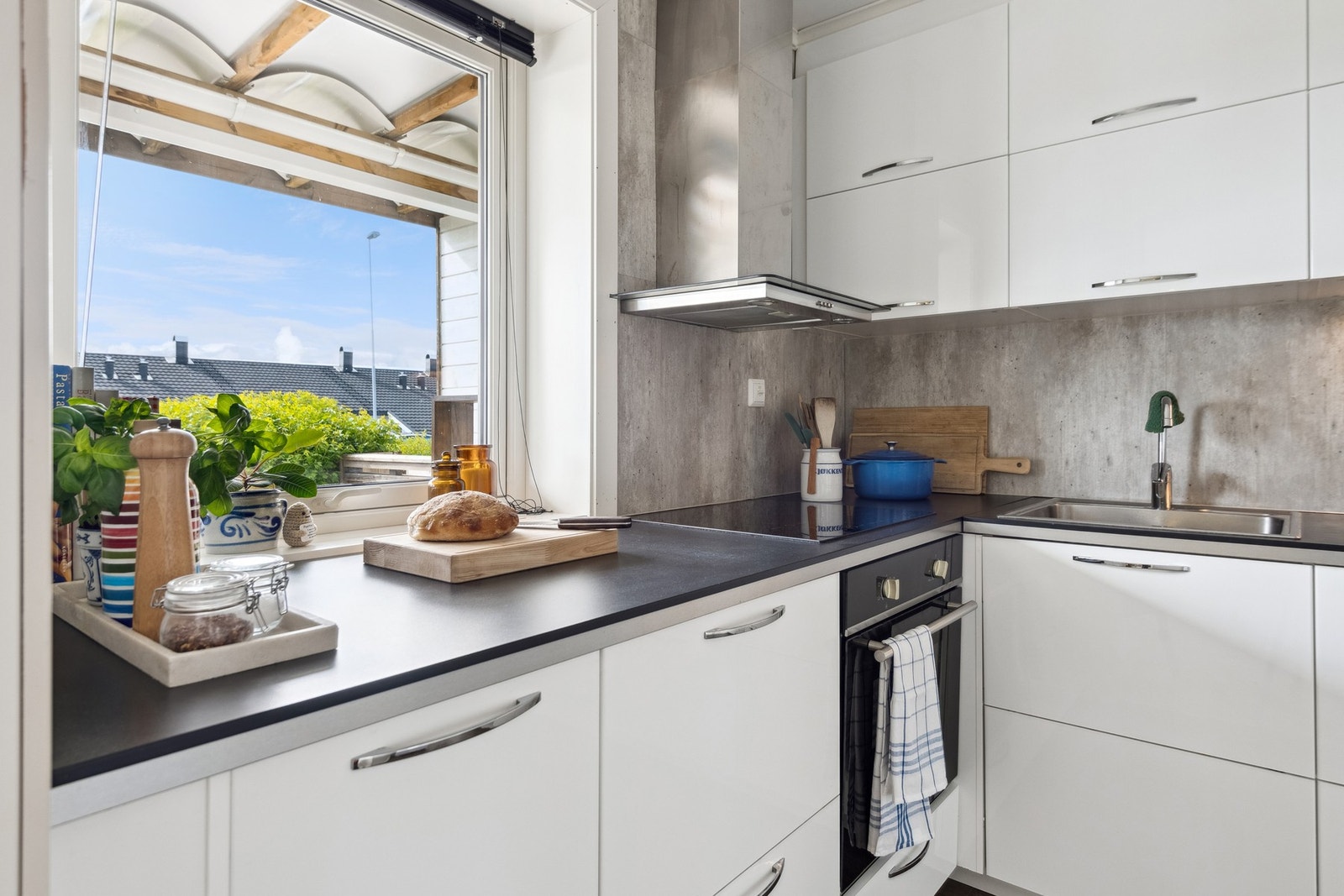 Kjøkkenet har godt med skapplass og mye naturlig lysinnslipp. Galleribilde