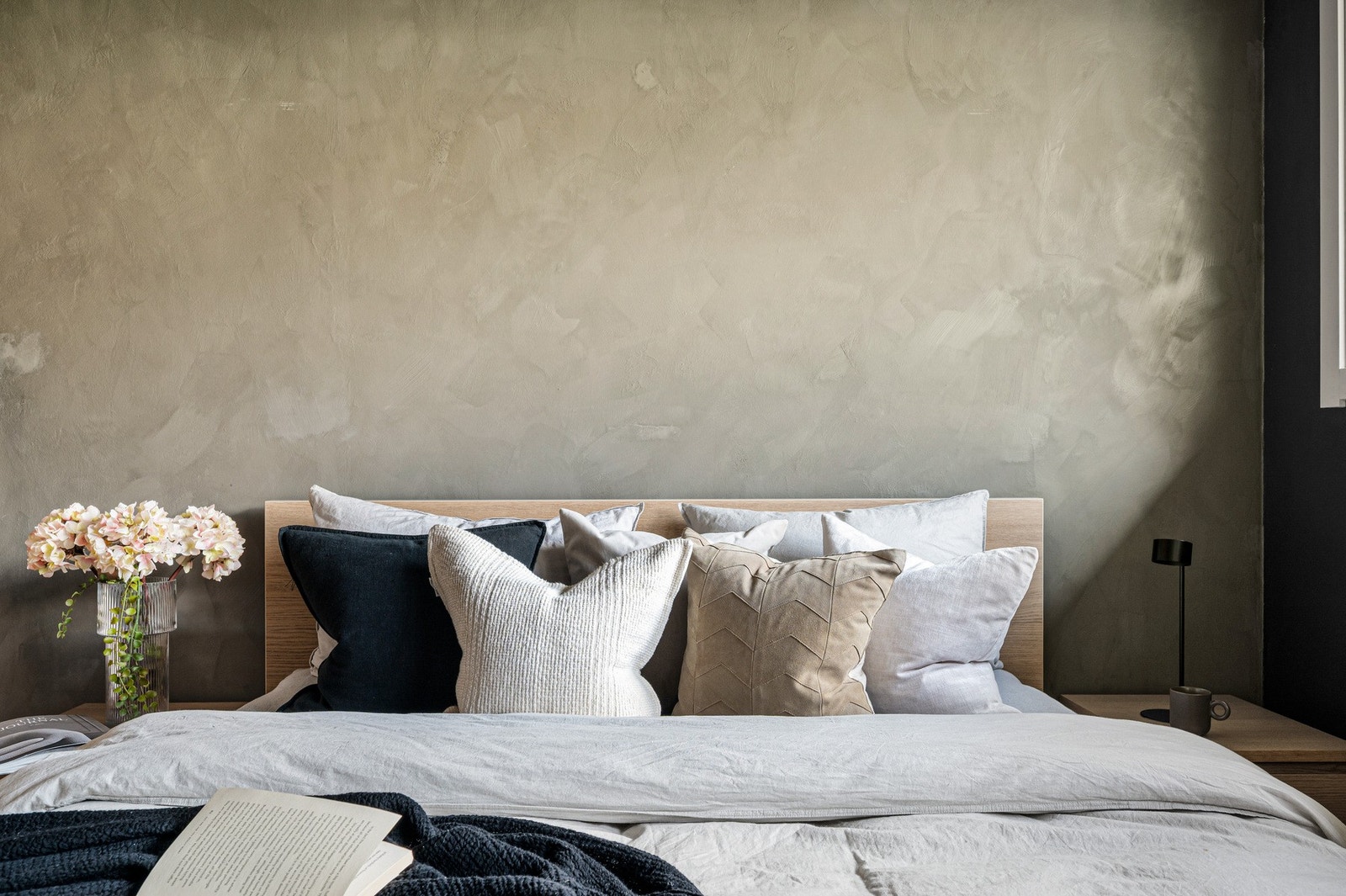 Flott konstrastvegg som gir rommet en fin brtyning. Galleribilde