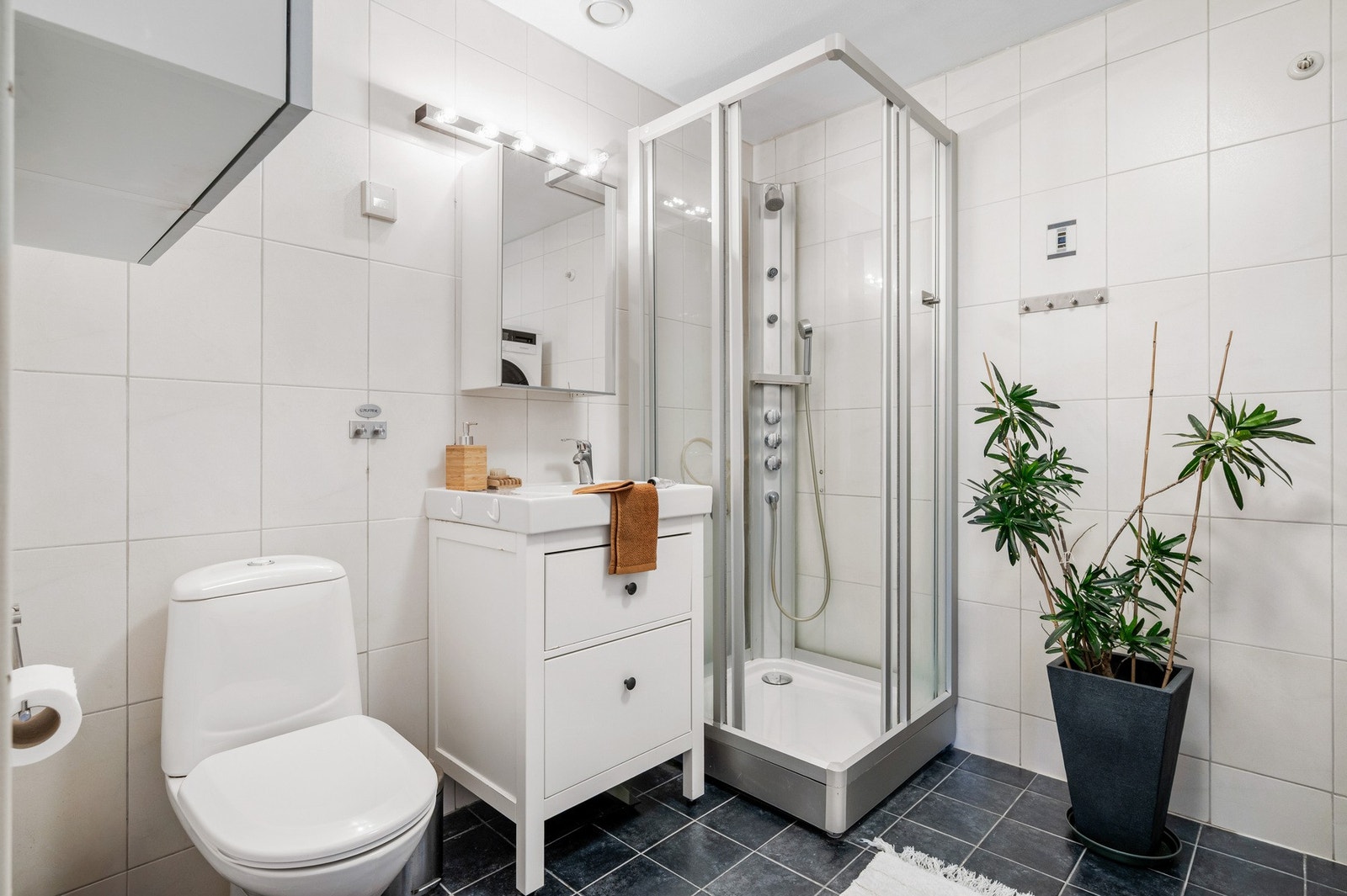 Tidløst og helfliset bad på 6,1m². Galleribilde