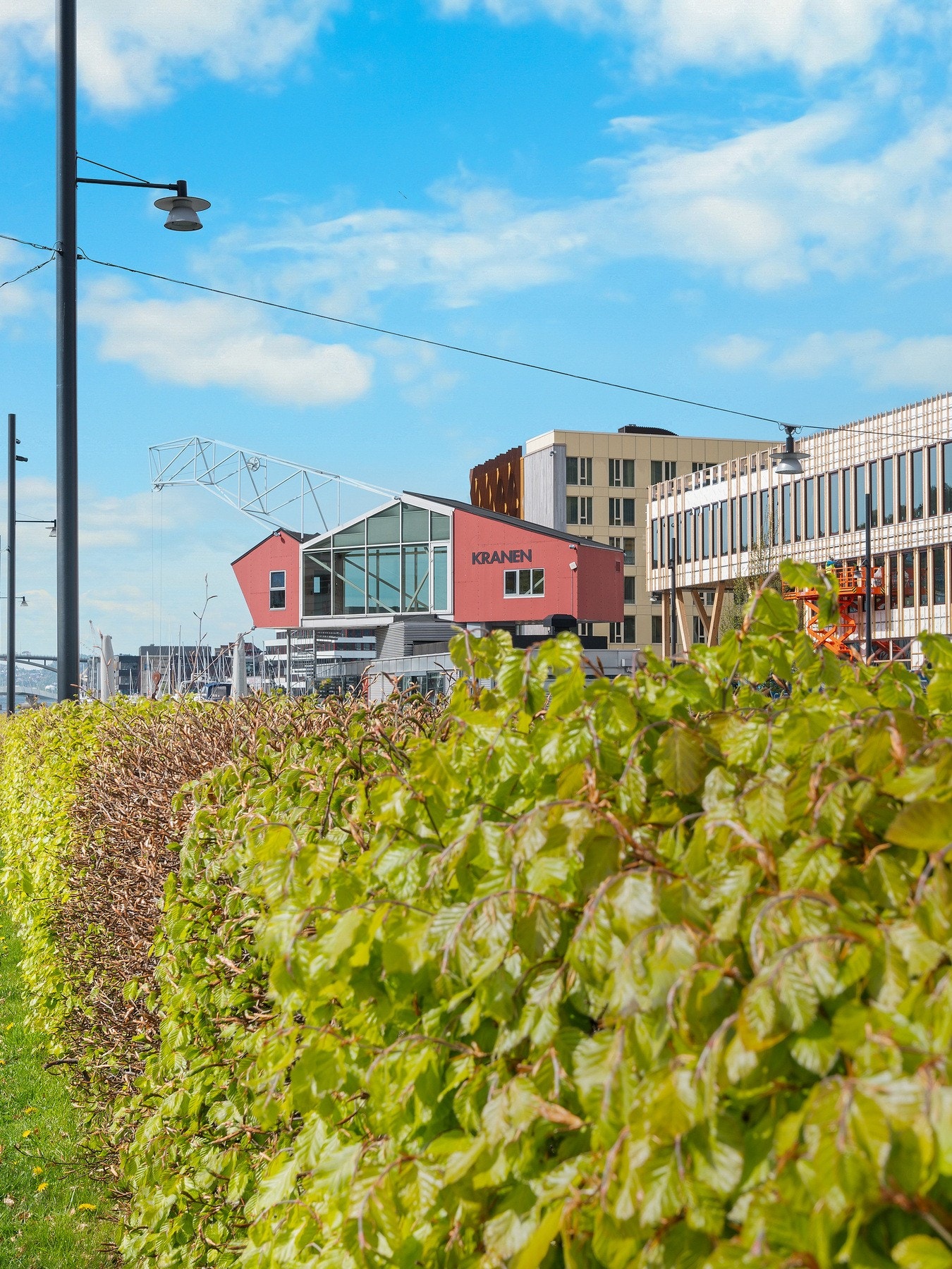 Damsgårdssundet er kun en kort spasertur unna. Her finner man blant annet store arbeidsplasser, restauranter og legevakten. Galleribilde