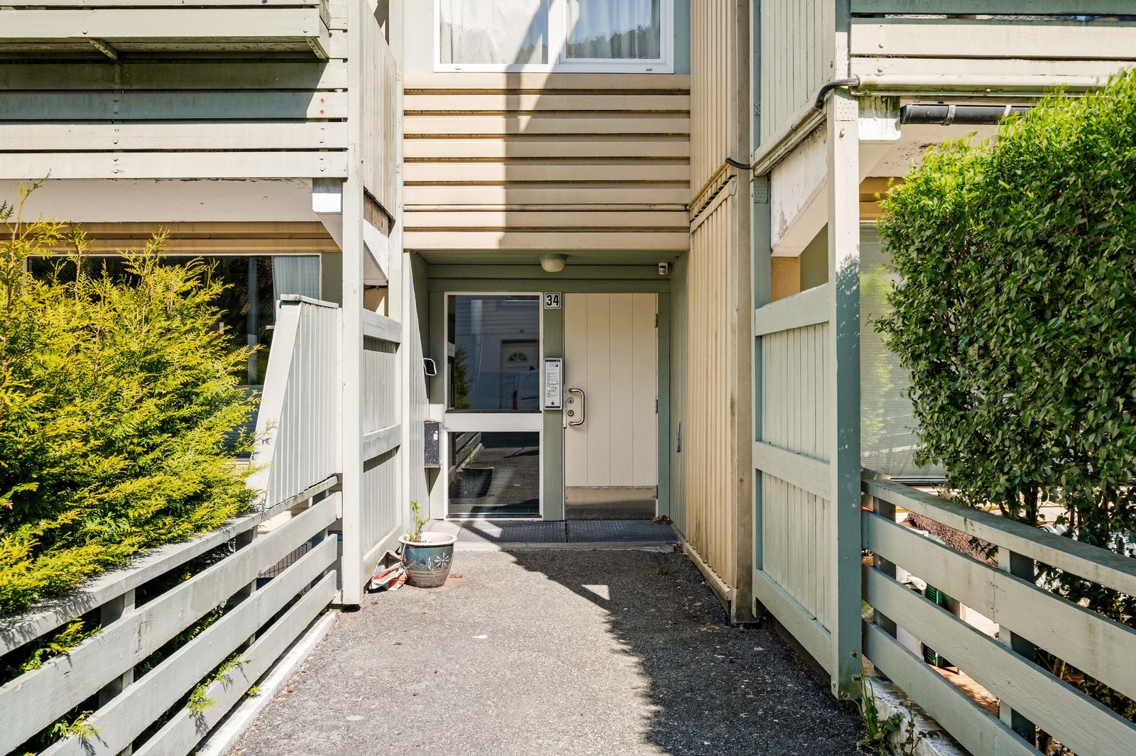 Inngangspart med porttelefon. Galleribilde