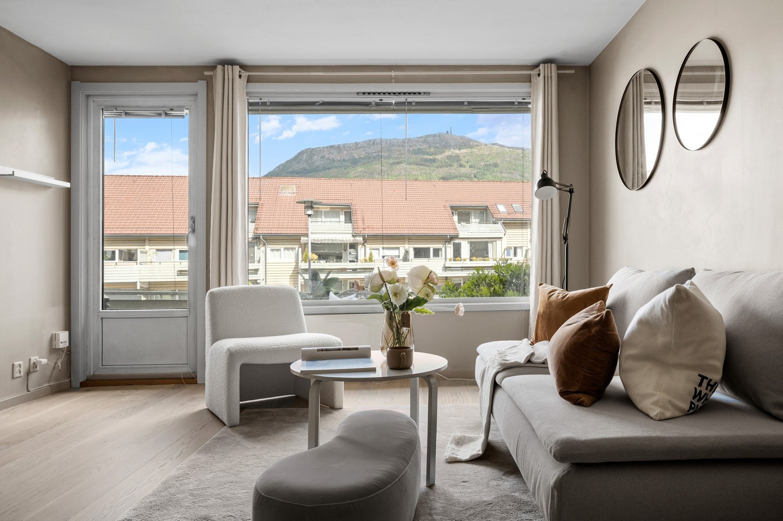 Leiligheten har nylig fått lekker 1-stav parkett (2025) og gir leiligheten et moderne preg. Galleribilde