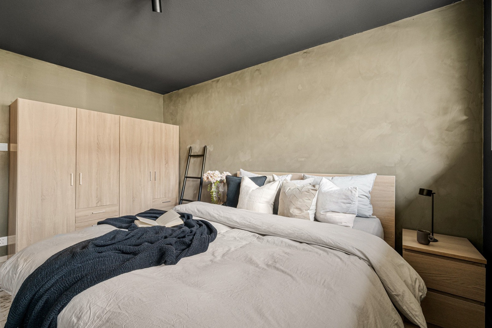 Her har man god plass til dobbeltseng, garderobeskap og nattbord. Galleribilde