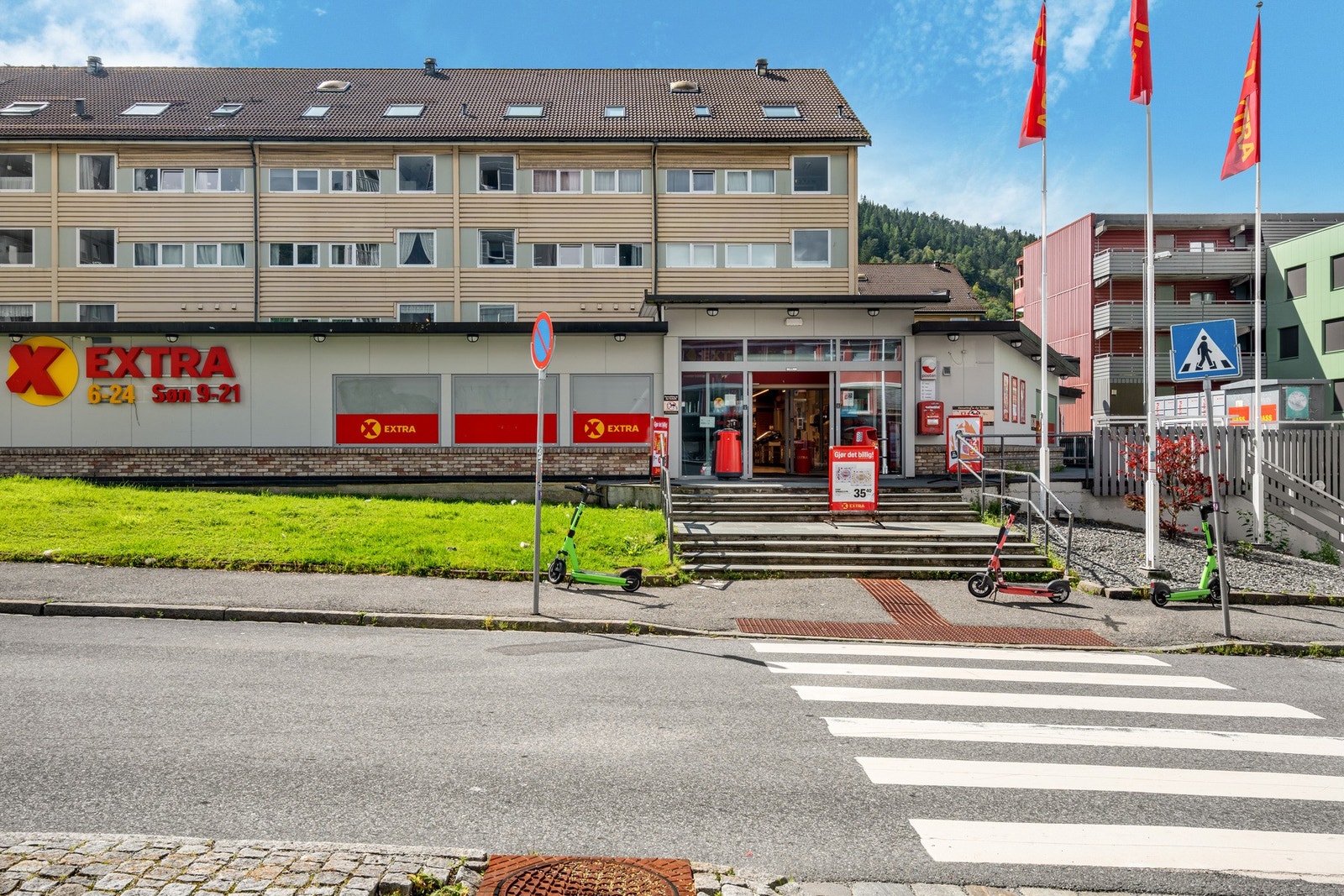 Coop Extra er den lokale nærbutikken som i tillegg er søndagsåpen til 21:00. Galleribilde