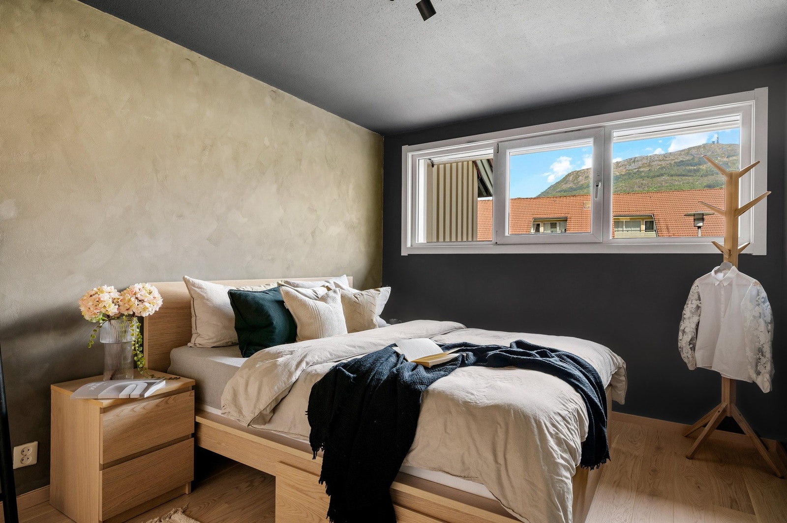 Soverommet er av den sjenerøse størrelsen med sine 12,3m². Legg merke til det nye gulvet som gir soverommet en perfekt finish. Galleribilde