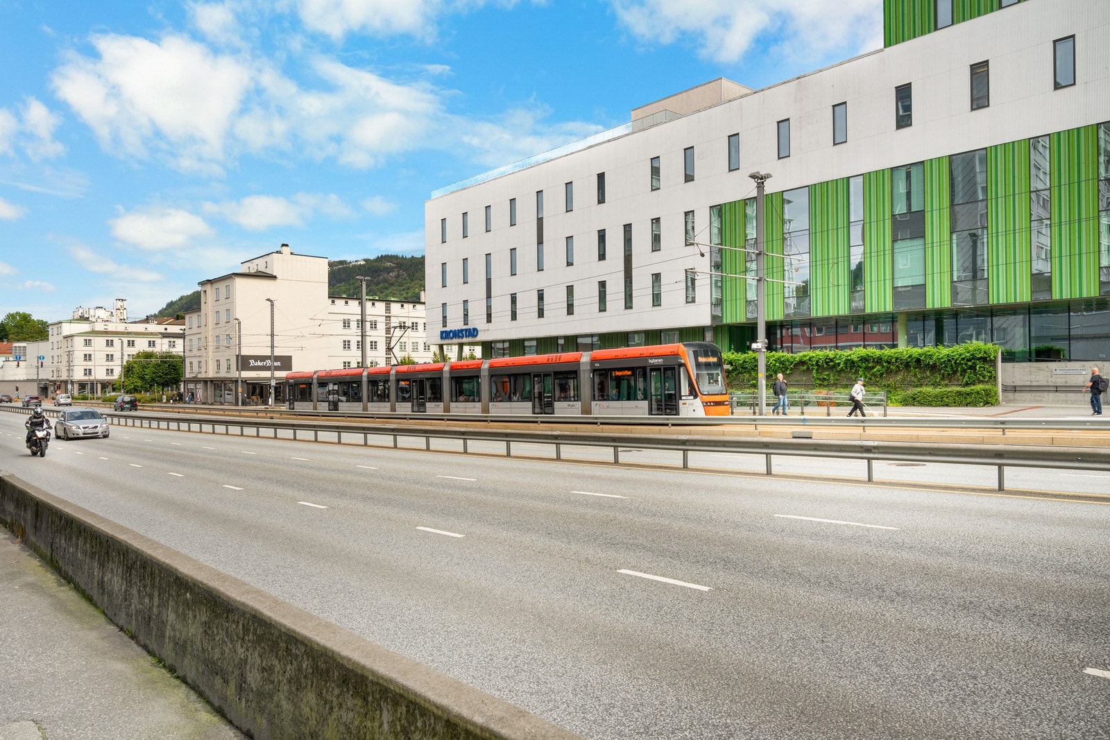 Bybanen er også like ved med hyppige avganger retning Bergen sentrum og Flesland. Galleribilde