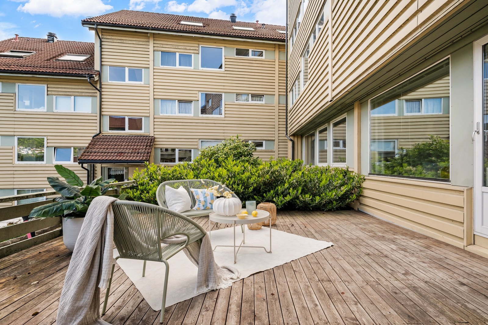 Terrassen er en svært sosial sone med mulighet for å innrede etter eget ønske. Her nyter man formiddagssol. Galleribilde