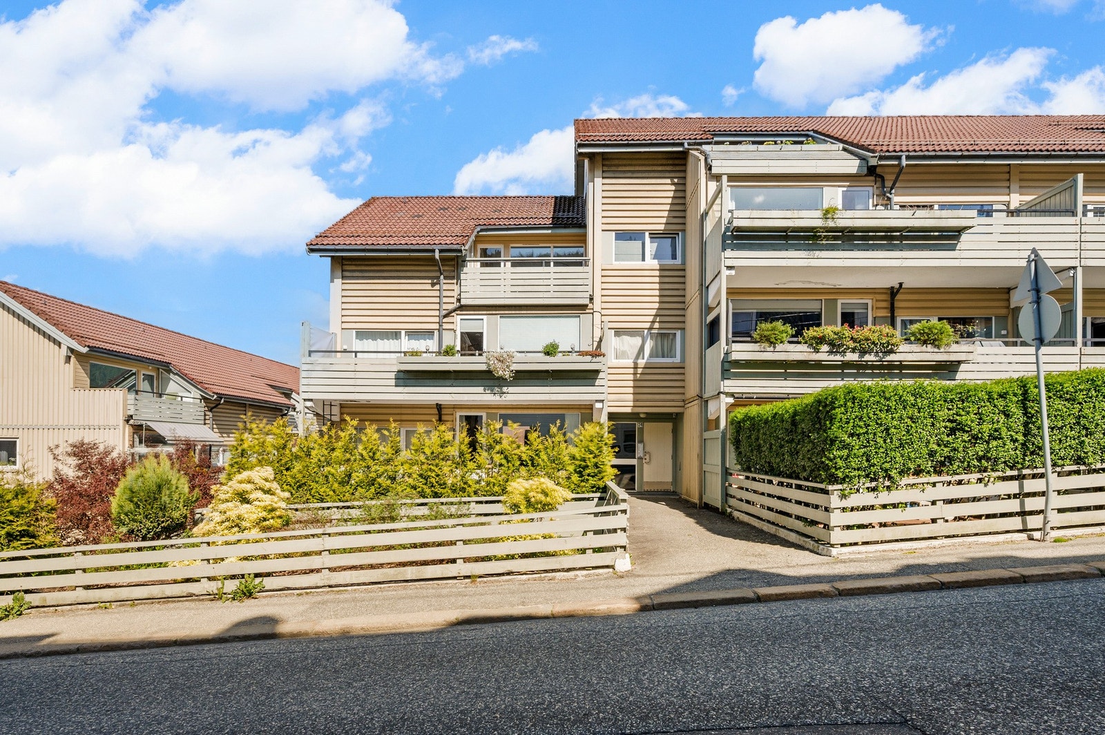 Fra hovedvei har man også tilkomst til leiligheten fra den andre siden av bygget. Galleribilde