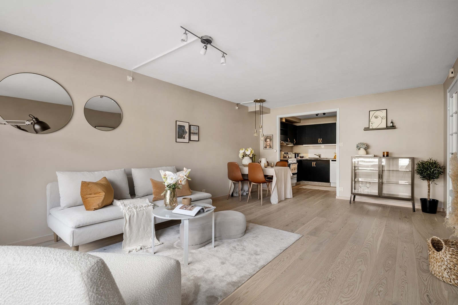 Stuens utforming gjør innredningen til en lek. Her har man god plass til spisebord og en større sofaseksjon. Galleribilde