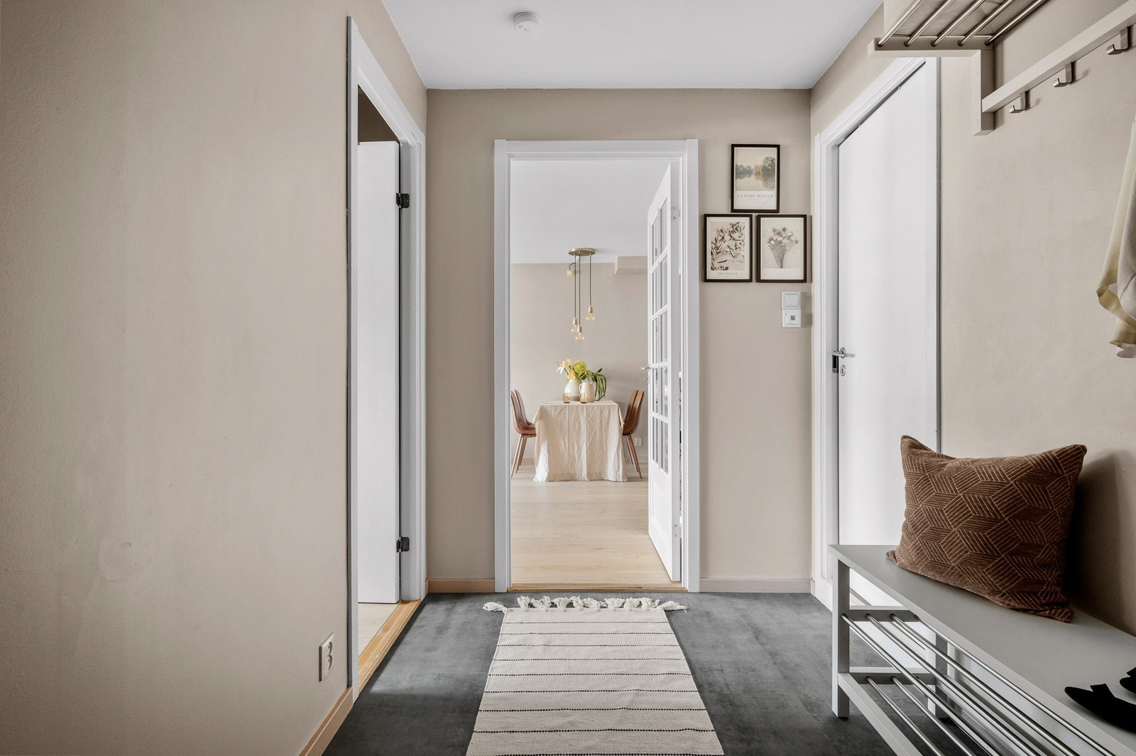 Lys og luftig gang på 5,4m² med god plass til å henge fra seg yttertøy. Galleribilde