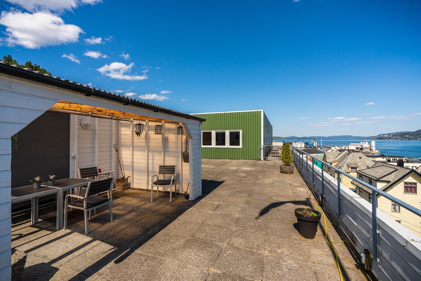 - Felles takterrasse for borettslaget innredet med sittemøbler - Galleribilde