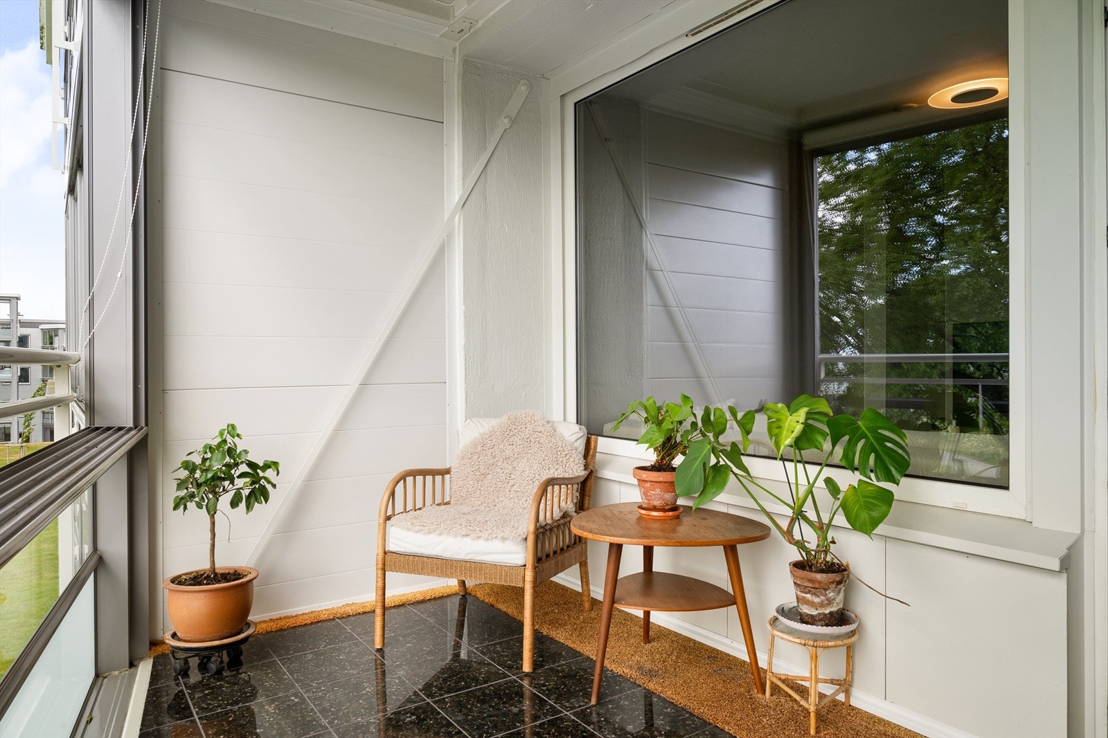 - Plass til både spisebord og sittegruppe på balkongen - Galleribilde