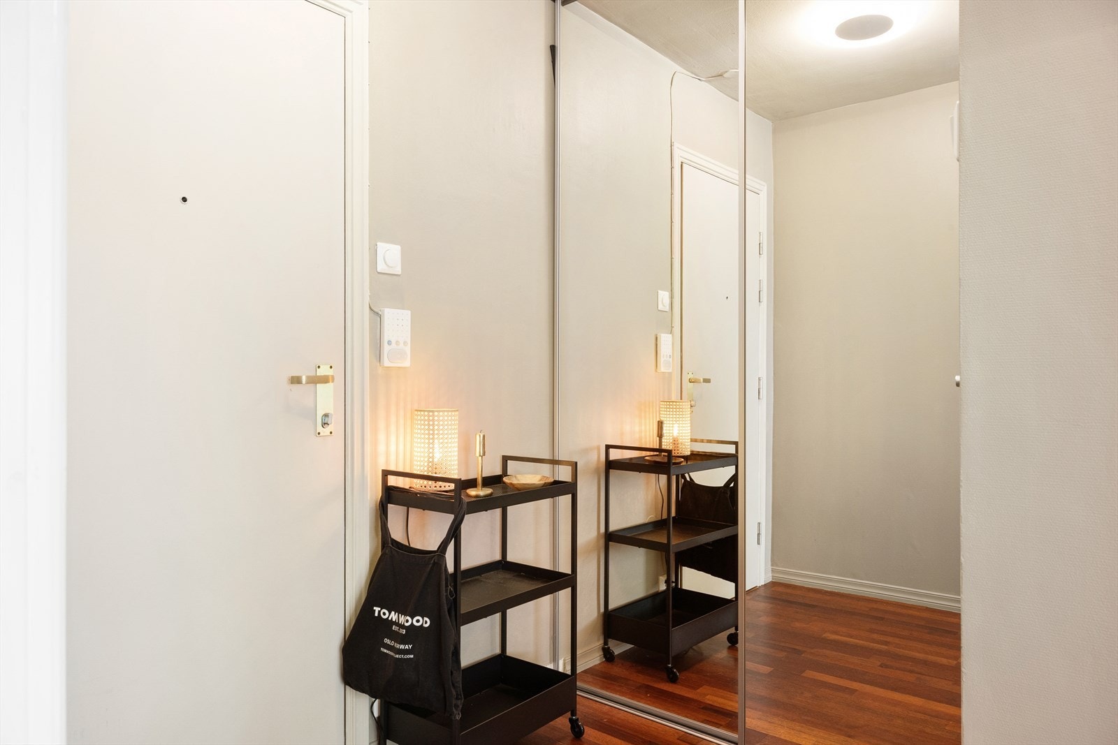 - Romslig entré med skyvedørsgarderobe med speilfronter - Galleribilde