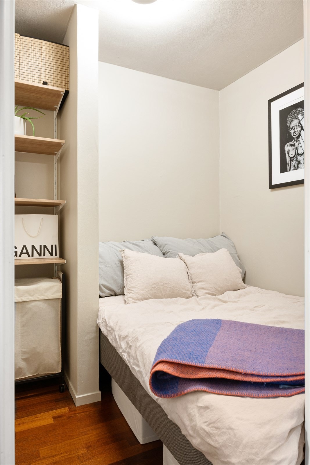 - Sovealkoven har plassbygget seng med spesialtilpasset madrass i tillegg til hyllesystem for lagring - Galleribilde