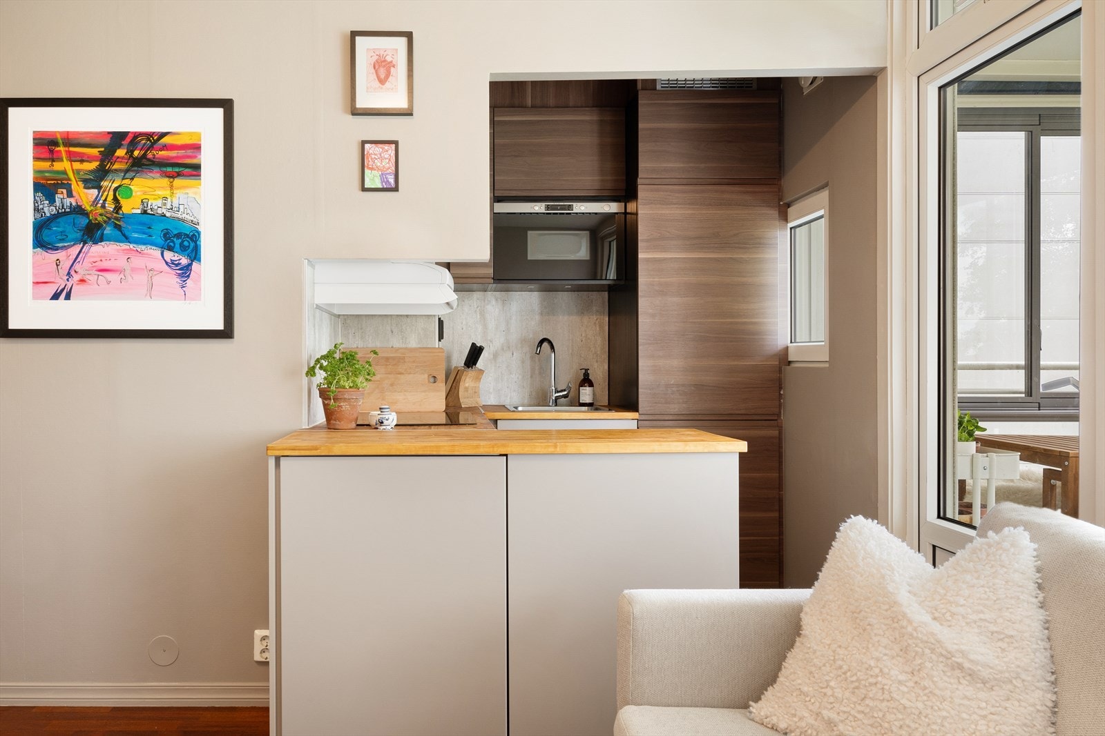 - Kjøkkenet var nytt i 2017 og ble utvidet for ekstra skap- og benkeplass - Galleribilde