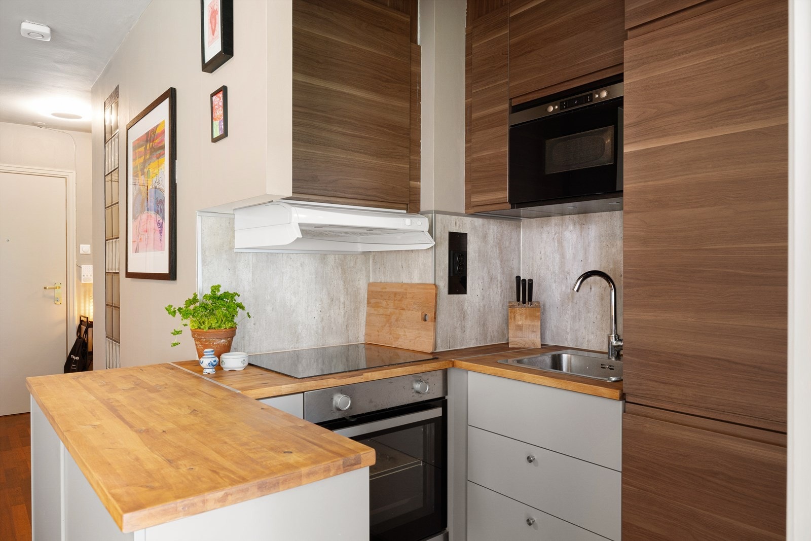 - Det er integrert stekeovn, induksjonstopp, kjøl/frys og mikrobølgeovn - Galleribilde