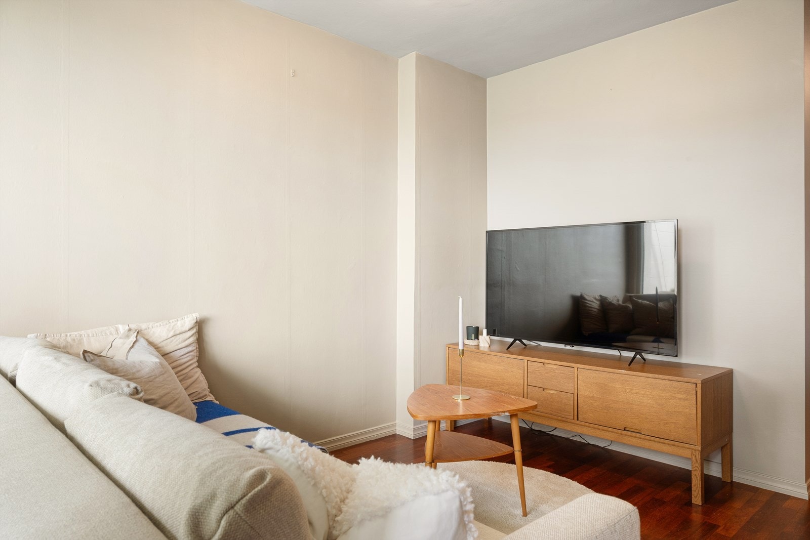 - Det er plass til både sofakrok og TV-benk - Galleribilde