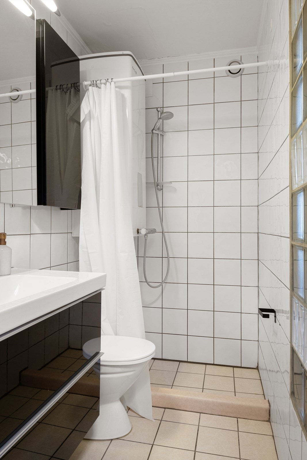 - Badet er helfliset med servant, innredning, toalett, dusj og blandebatteri fra 2014 - Galleribilde