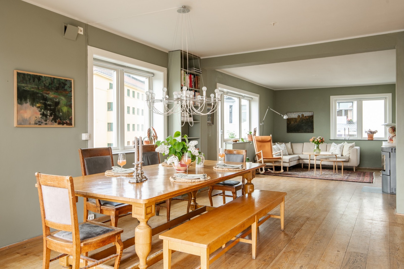 Ideell plassering for et langstrakt spisebord, som inviterer til hyggelige måltider i gode omgivelse, i forkant av kjøkkenet. Galleribilde