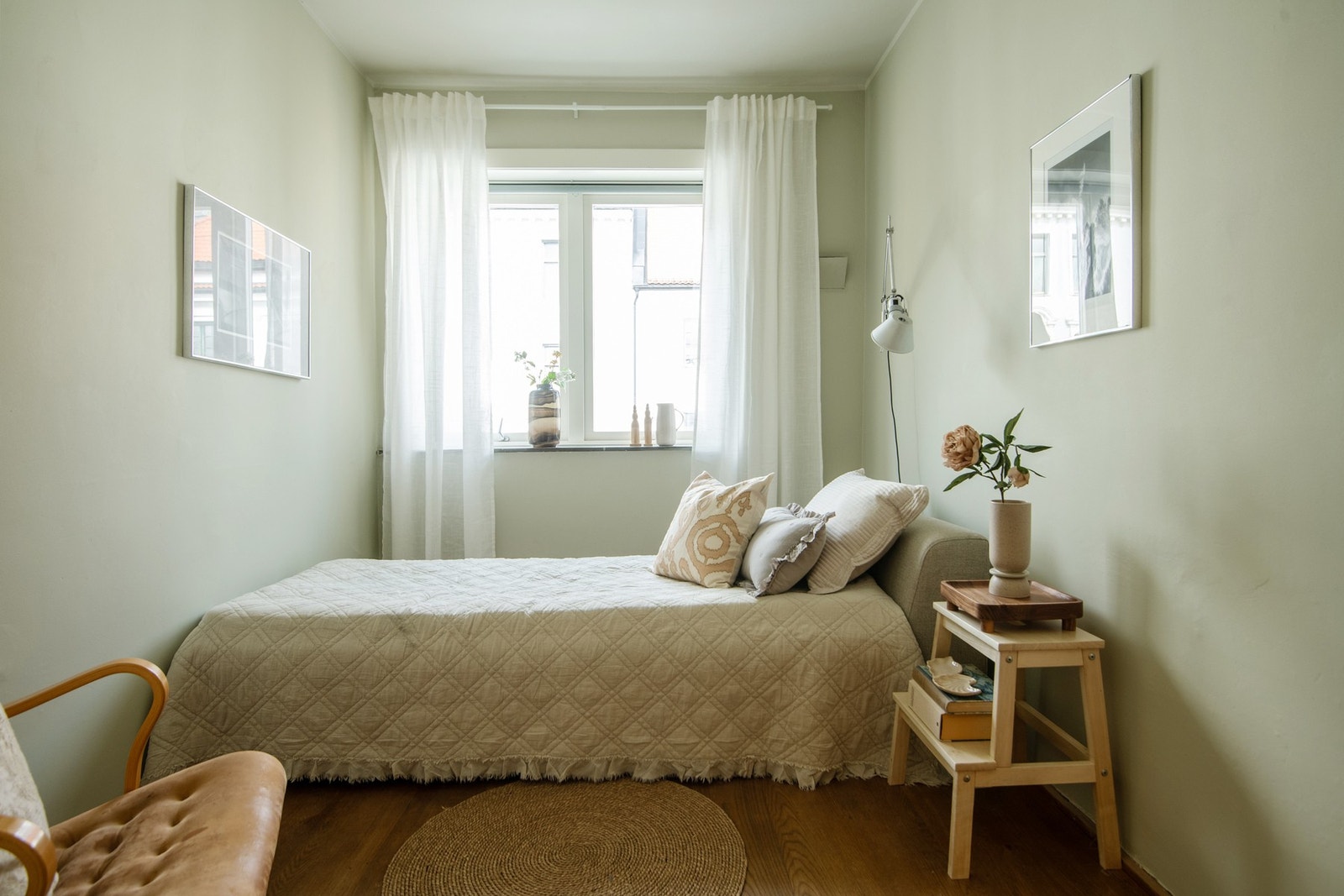 Soverom 2 hvor stor vindusflate sørger for godt lysinnslipp. Galleribilde