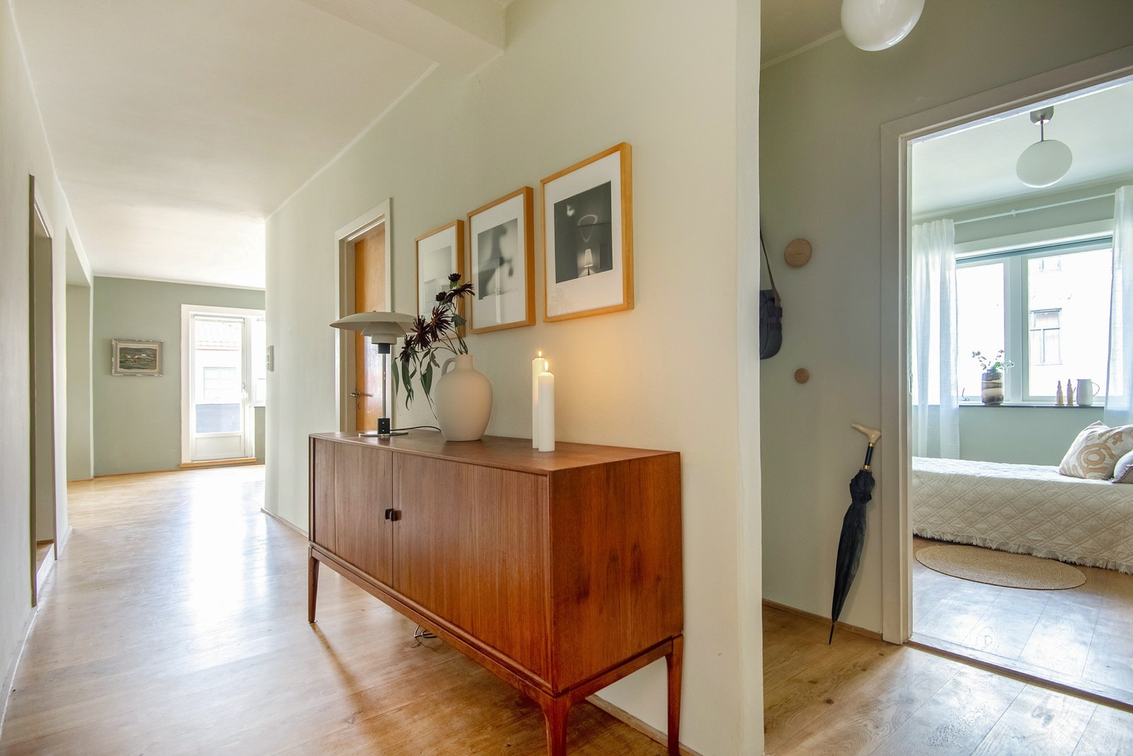 Soverom 2 ligger skjermet til innenfor en mellomgang, som i seg selv gir muligheter for garderobeskap eller ekstra oppbevaring. Galleribilde