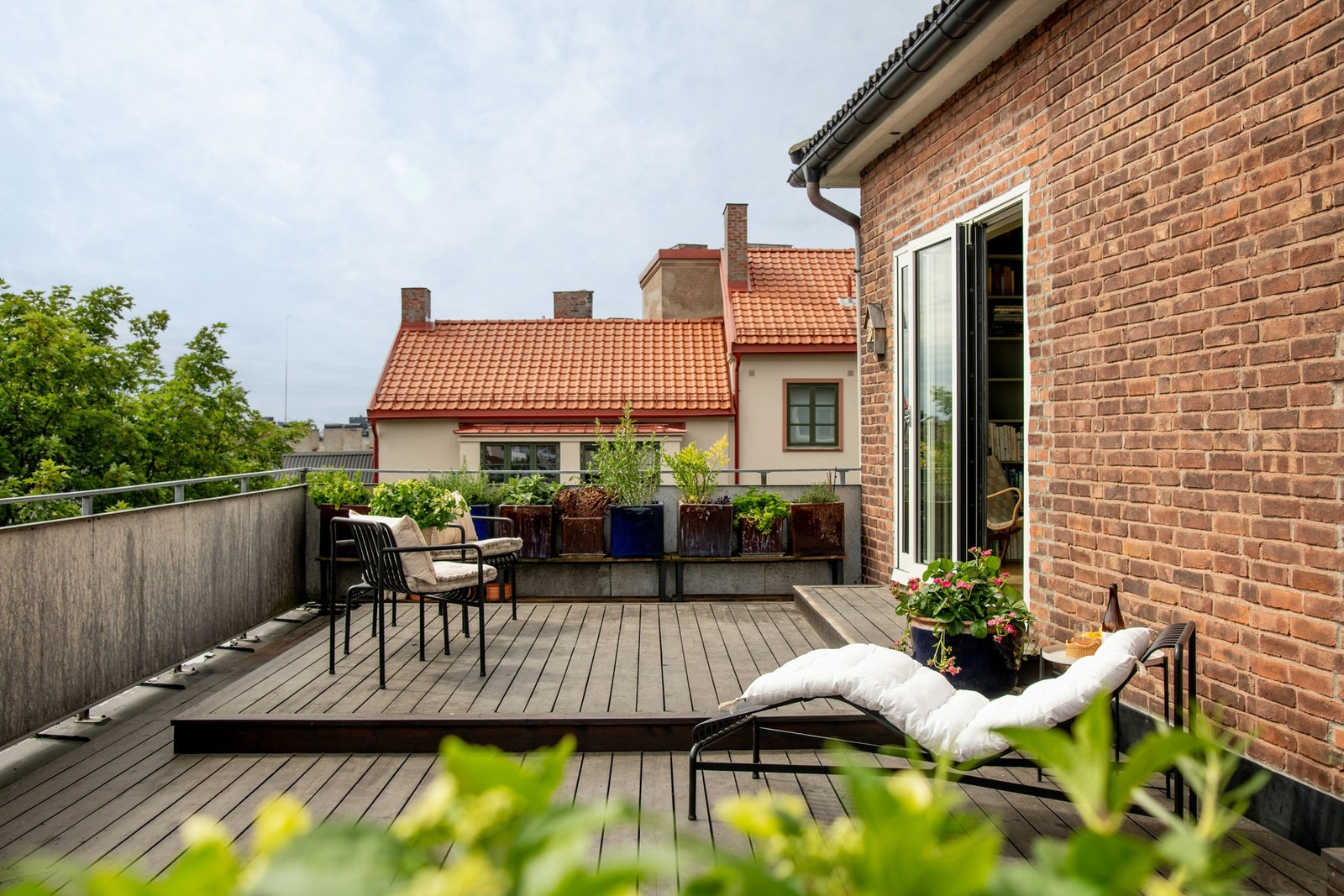 Takterrassen er oppgradert med nytt dekke i 2020 og ny terrassedør i 2024. Galleribilde