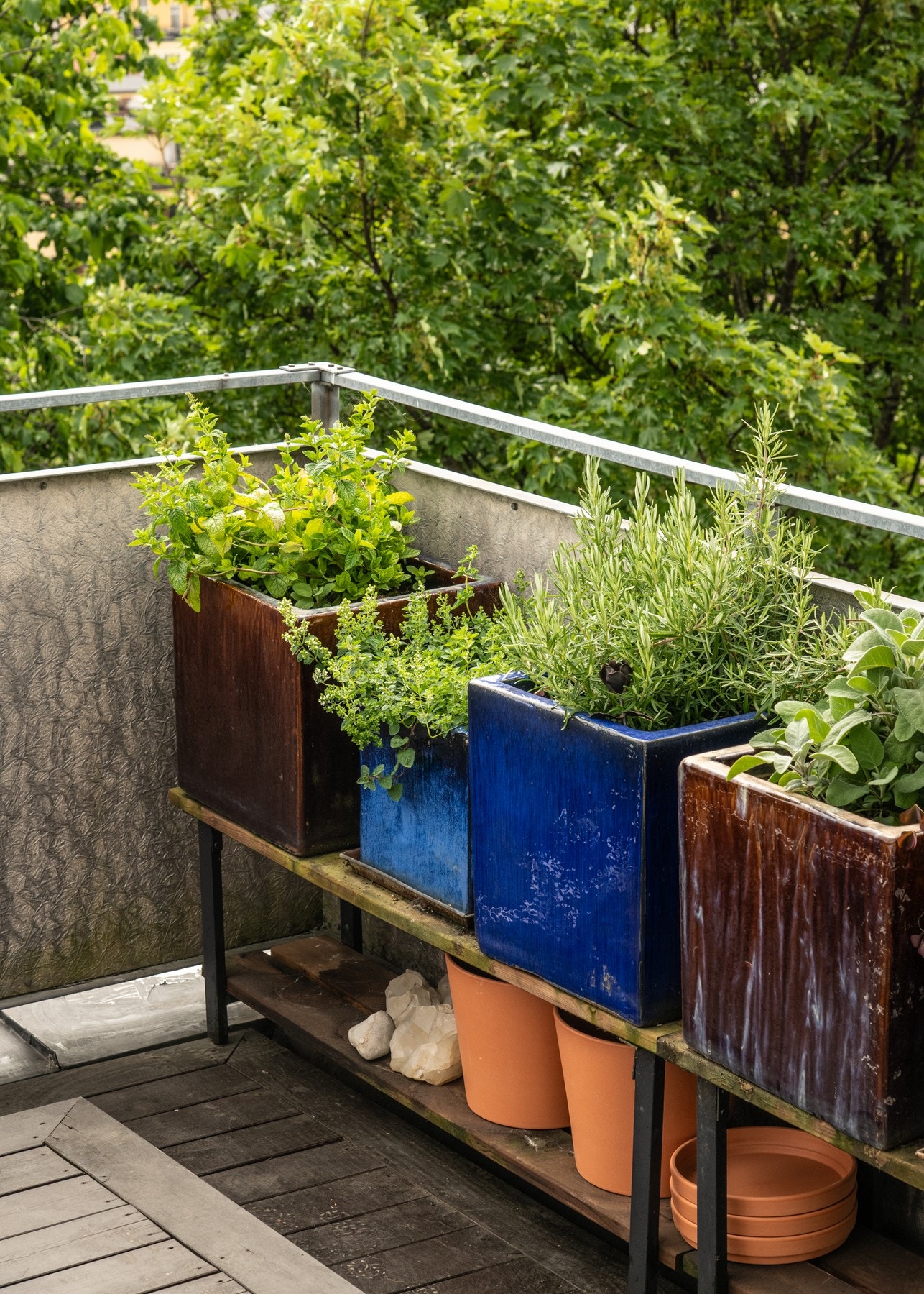 Terrassen ideell for dyrking av urter, tomater og annet grønt. Galleribilde