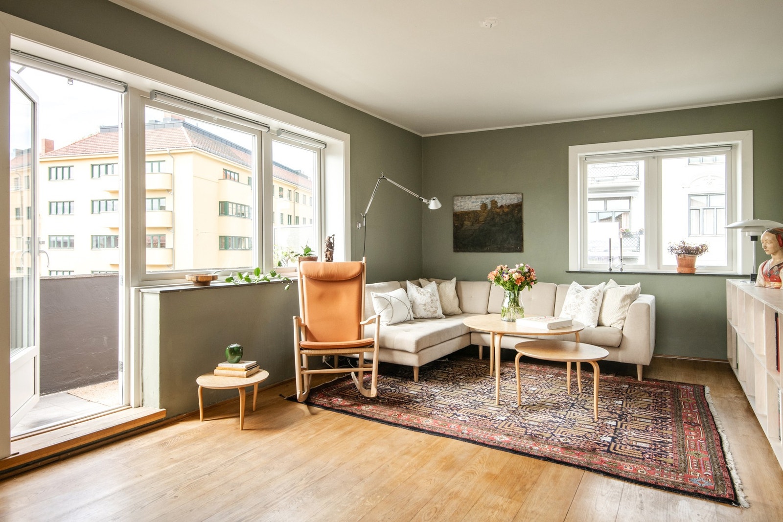 Stuen byr på særdeles gode møbleringsmuligheter med naturlig plass til både sofagruppe og annet stuemøblement. Galleribilde