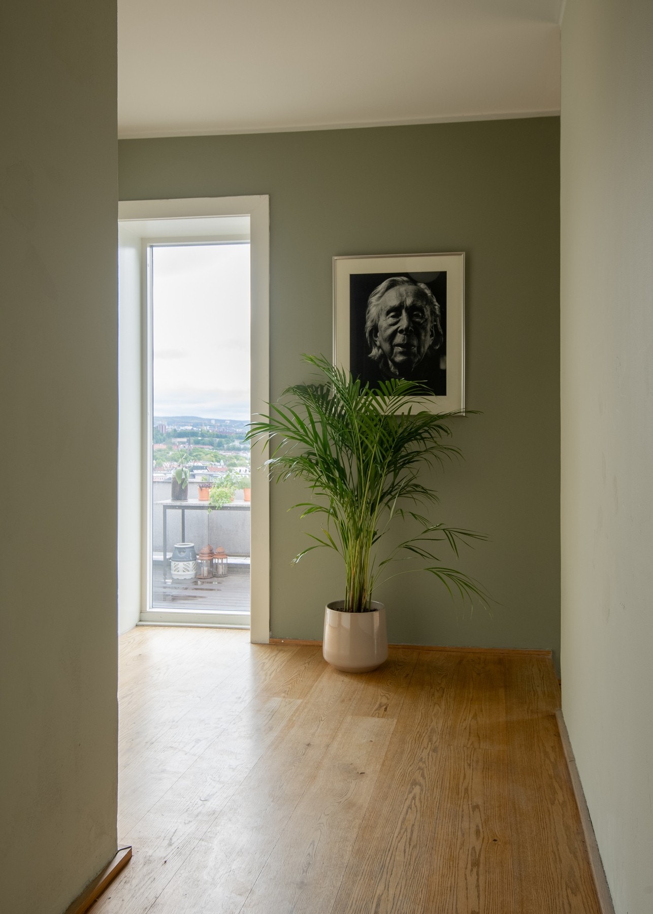 Praktisk gang i bakkant av kjøkkenet gir ytterligere oppbevaringsmuligheter, og fra entréen er det direkte adkomst til leilighetens hybeldel. Galleribilde