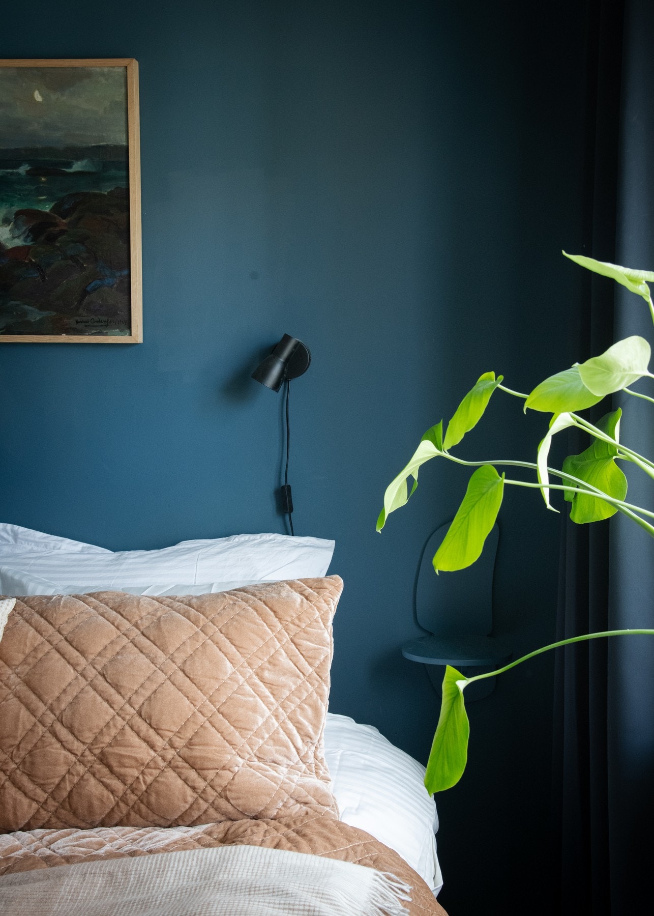 Hovedsoverommet er malt i en elegant, mørk blåfarge som skaper en lun og rolig atmosfære. Galleribilde