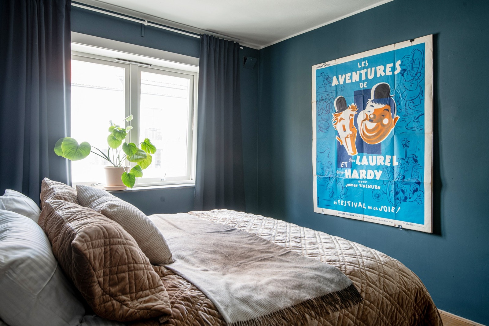 Hoveddelen har to gode soverom. Avbildet er hovedsoverommet. Galleribilde