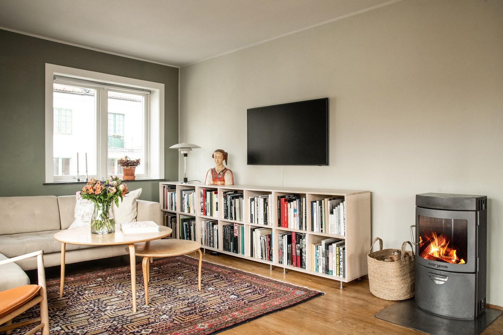 En stilren peisovn bidrar med både varme og atmosfære, og gir rommet en lun og innbydende karakter. Piperehabilitering ble gjennomført i 2014. Galleribilde