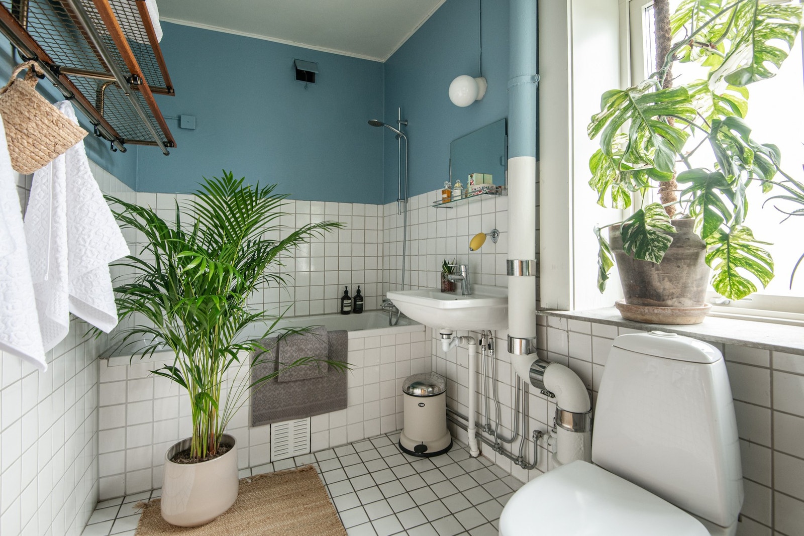 Eldre baderom med flislagte overflater og gulvvarme. Galleribilde