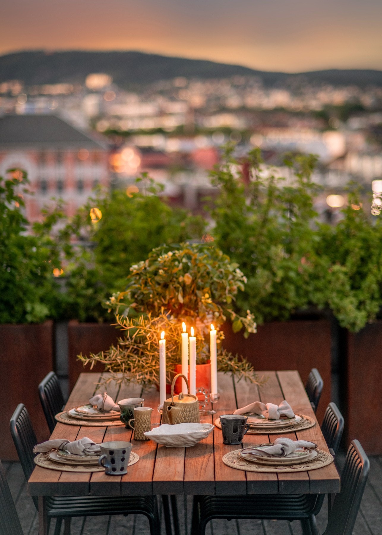 Boligen har to solrike og usjenerte uteplasser på totalt 62m². Galleribilde