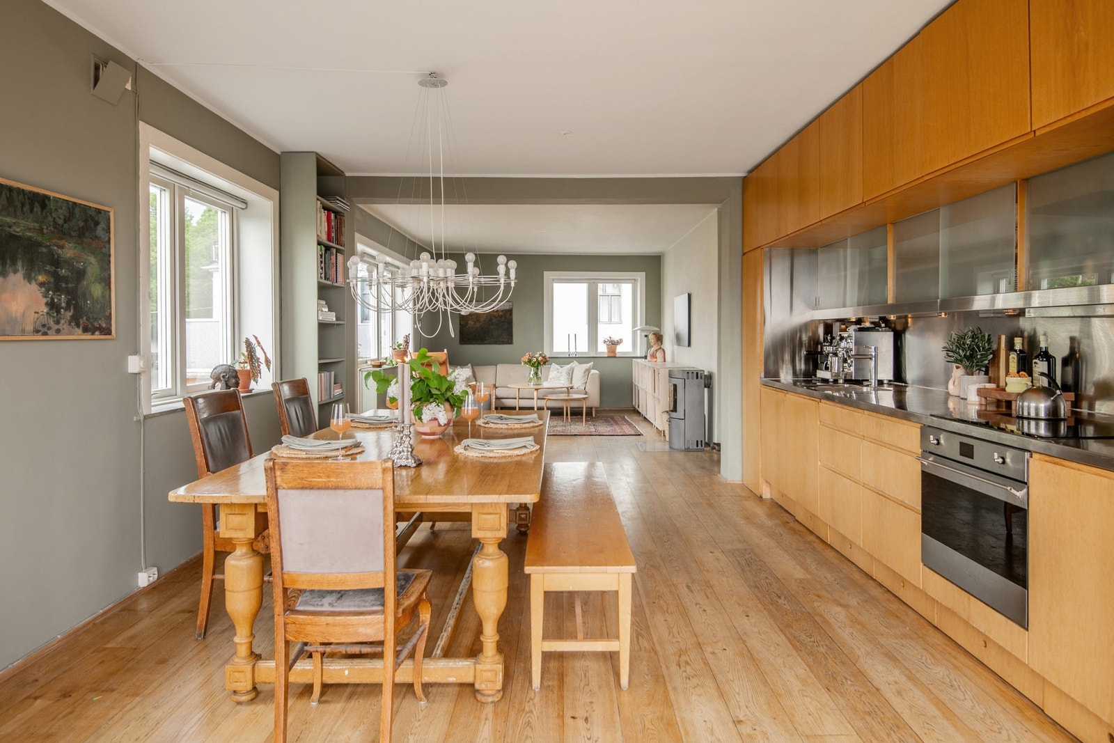 Stuen er gjennomgående og mottar rikelig med naturlig lys fra tre ulike himmelretninger. Galleribilde