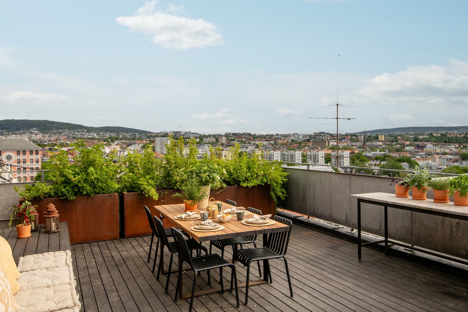 Her er det plass til flere soner, enten man ønsker et utekjøkken, spiseplass, loungeområde eller solsenger. Galleribilde