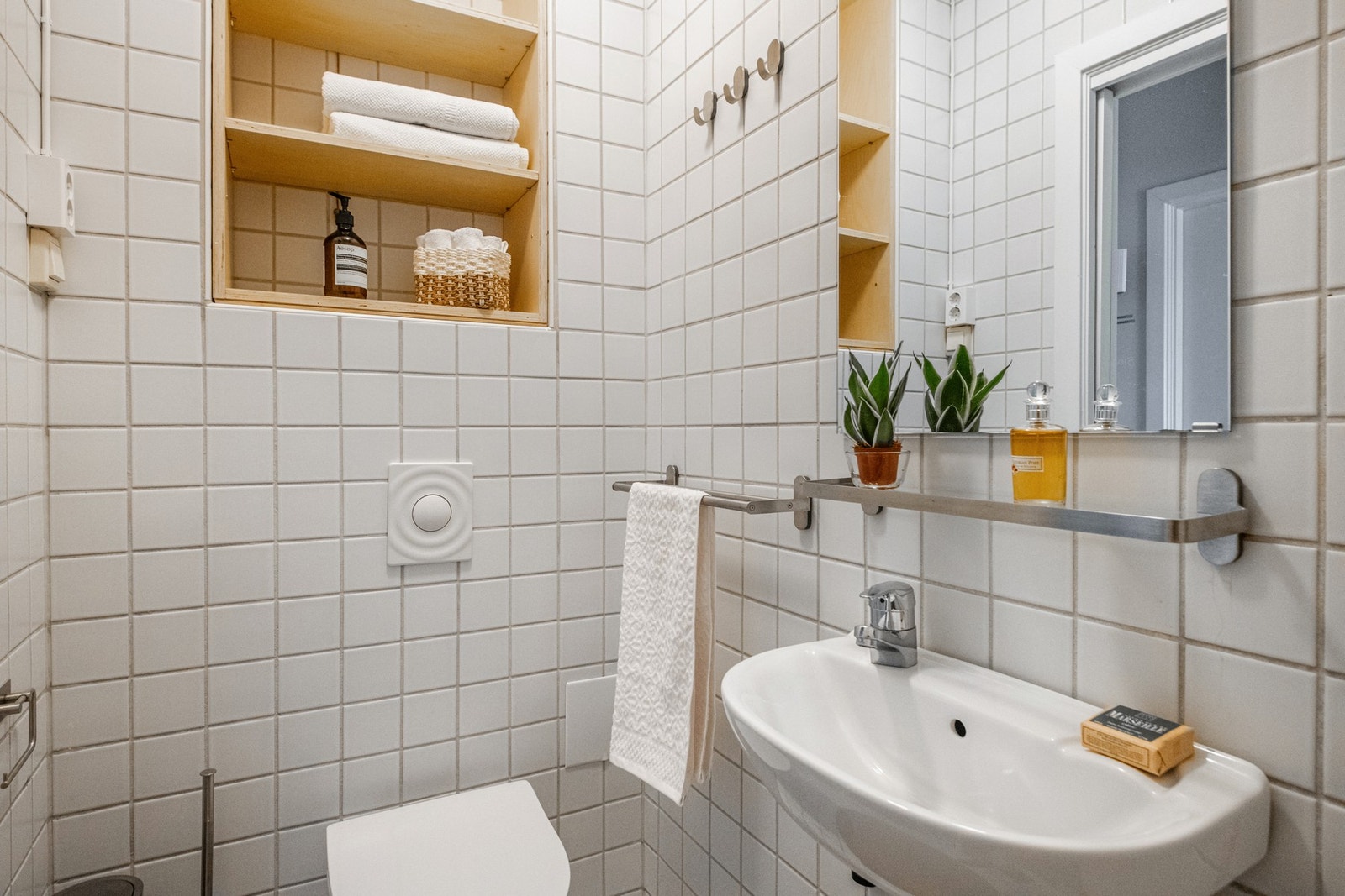 Flislagt bad med servant, toalett og dusjhjørne. Galleribilde