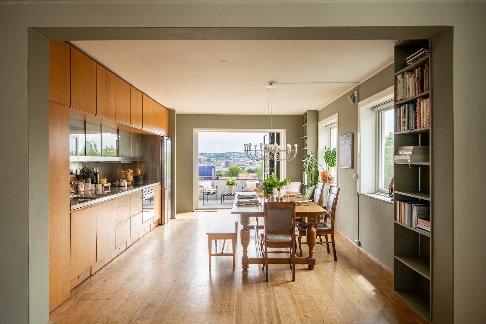 Dette er en arkitekttegnet og gjennomgående hjørneleilighet som opptar hele toppetasjen i bygget. Galleribilde